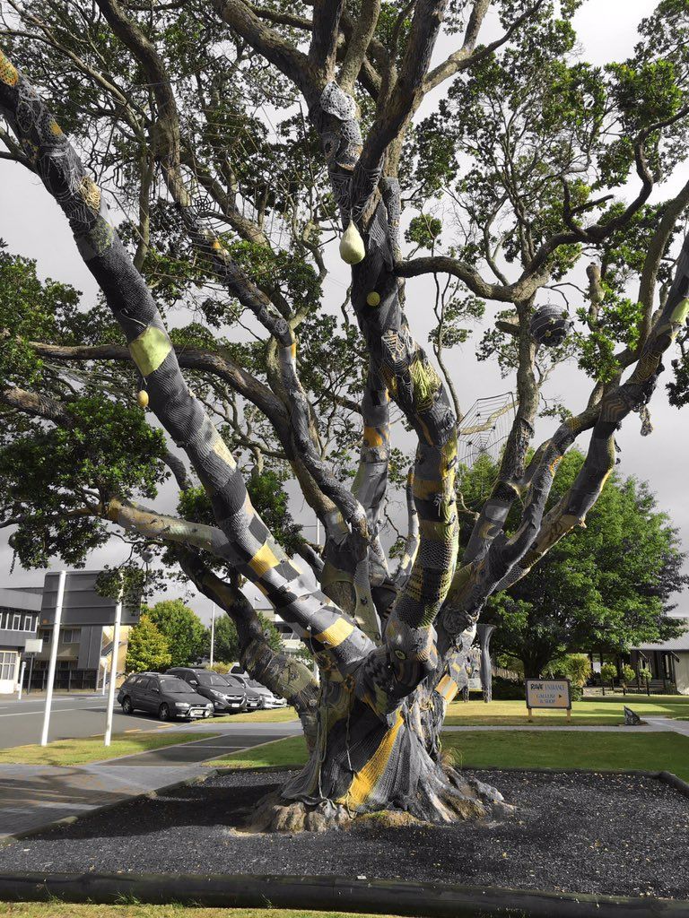 oh my god twitter doesn’t include alt text from images in their API