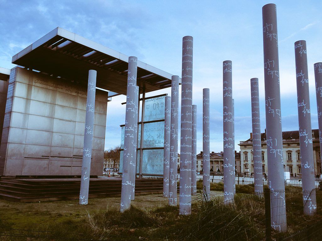 oh my god twitter doesn’t include alt text from images in their API