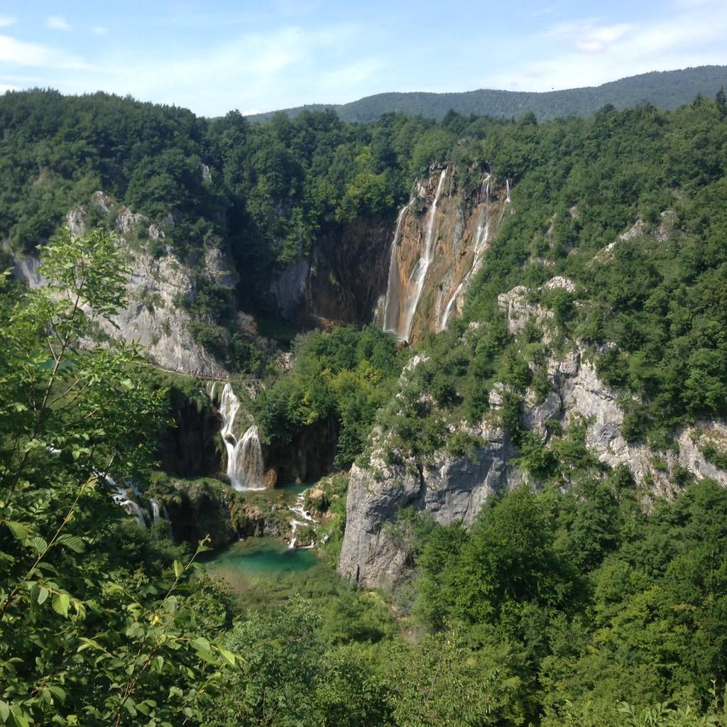 oh my god twitter doesn’t include alt text from images in their API