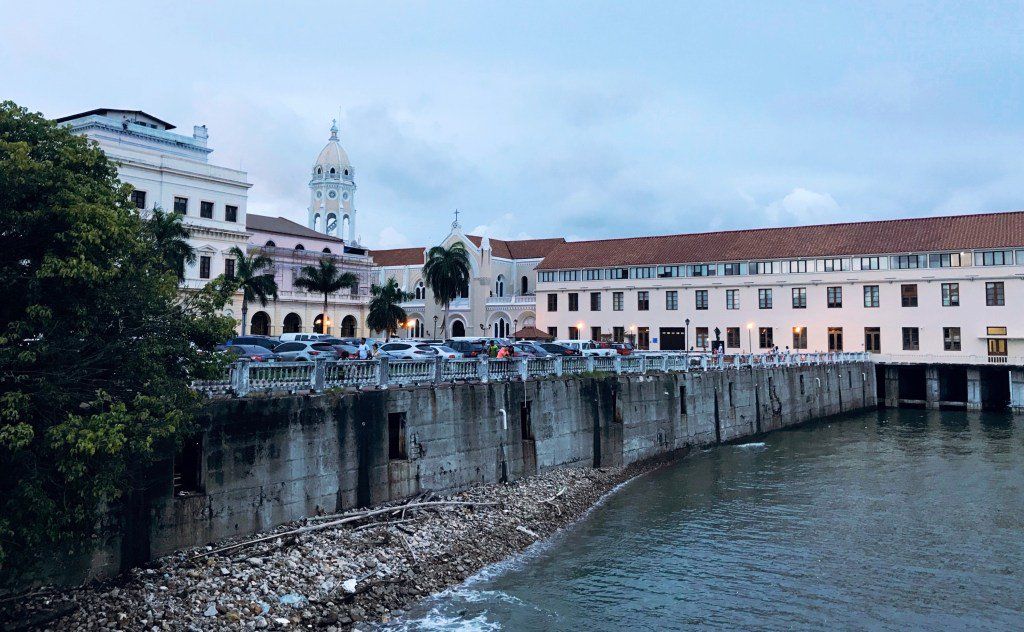 oh my god twitter doesn’t include alt text from images in their API