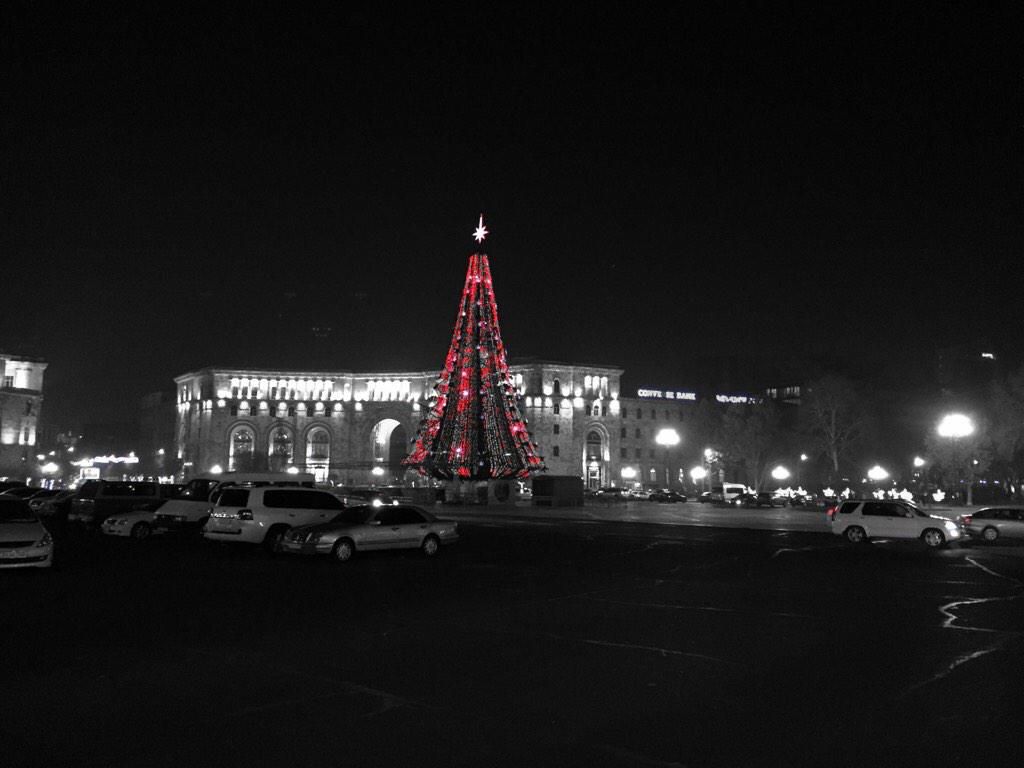 oh my god twitter doesn’t include alt text from images in their API