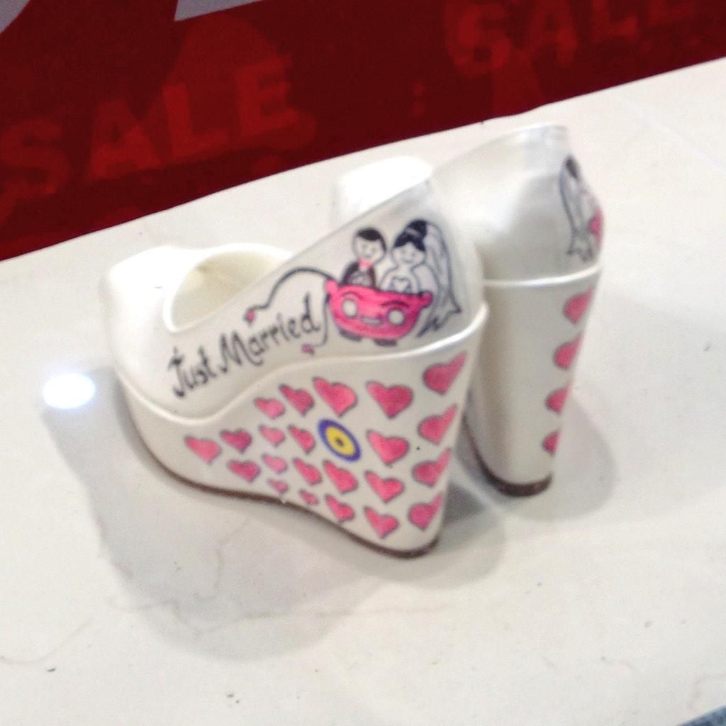 oh my god twitter doesn’t include alt text from images in their API