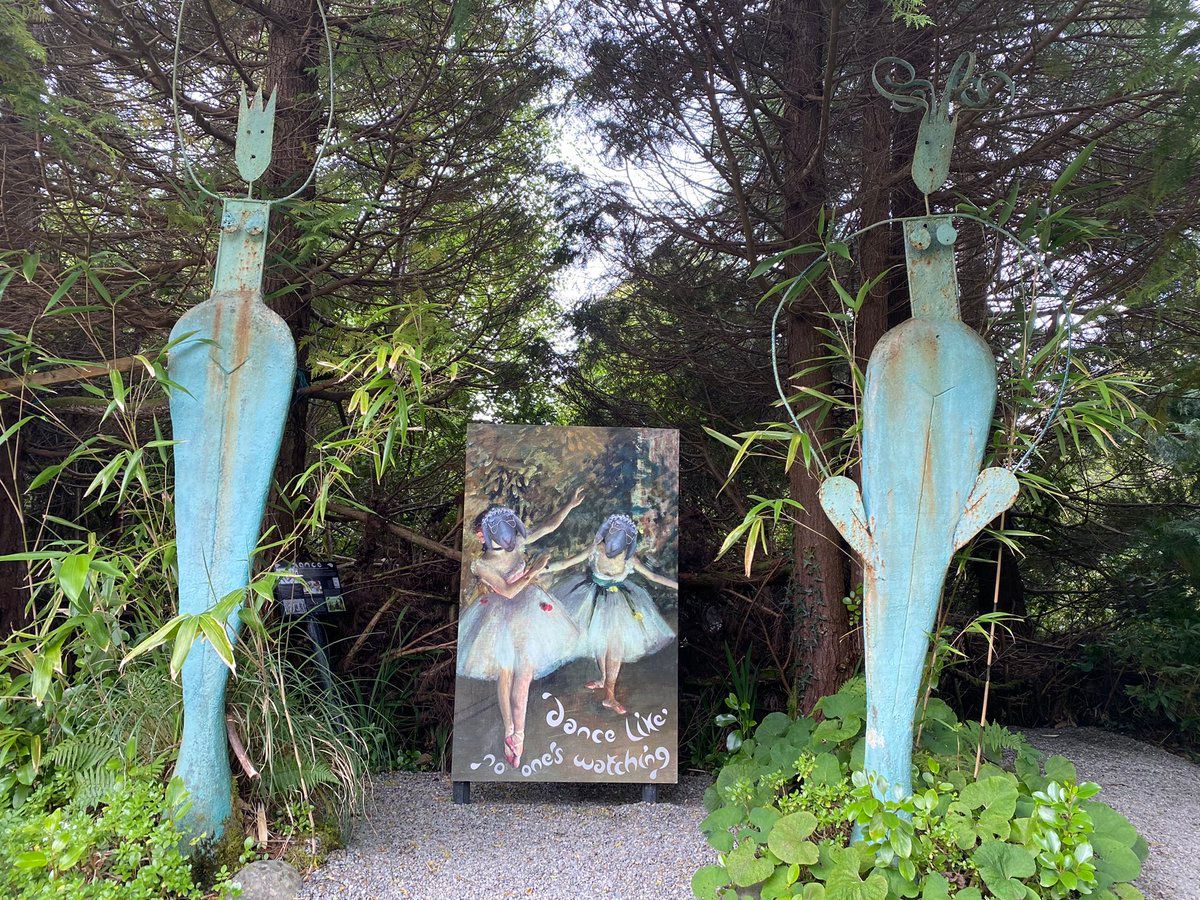 oh my god twitter doesn’t include alt text from images in their API