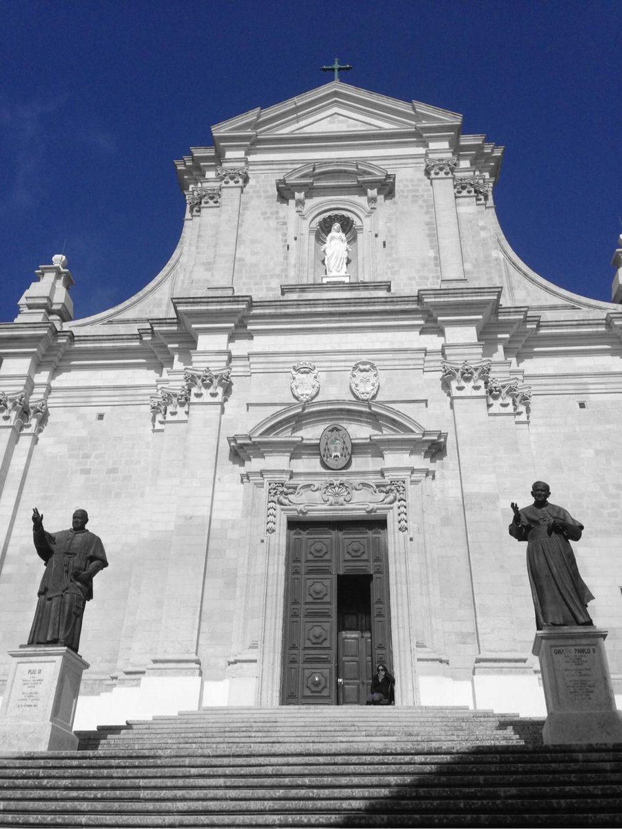 oh my god twitter doesn’t include alt text from images in their API