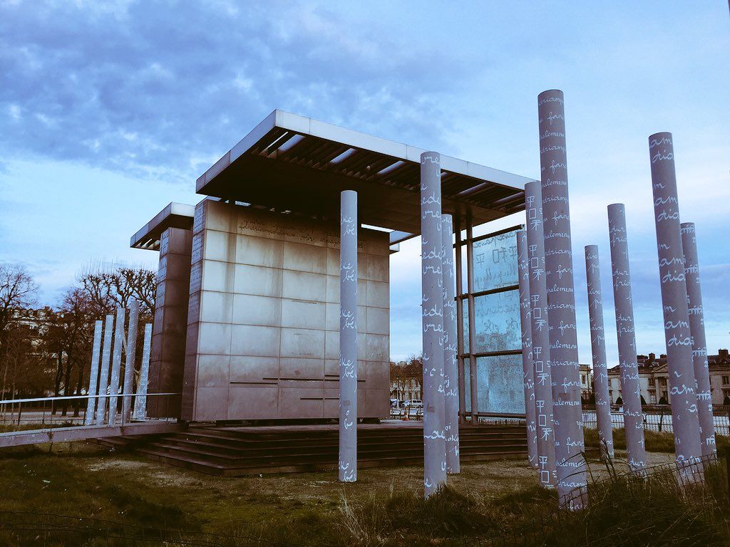 oh my god twitter doesn’t include alt text from images in their API